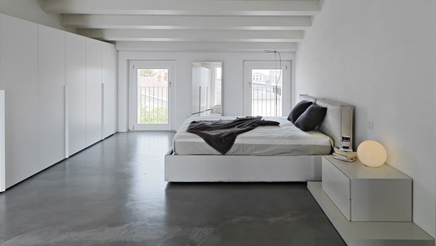 operator overschot Doodskaak Witte slaapkamer met een grijze vloer in beton
